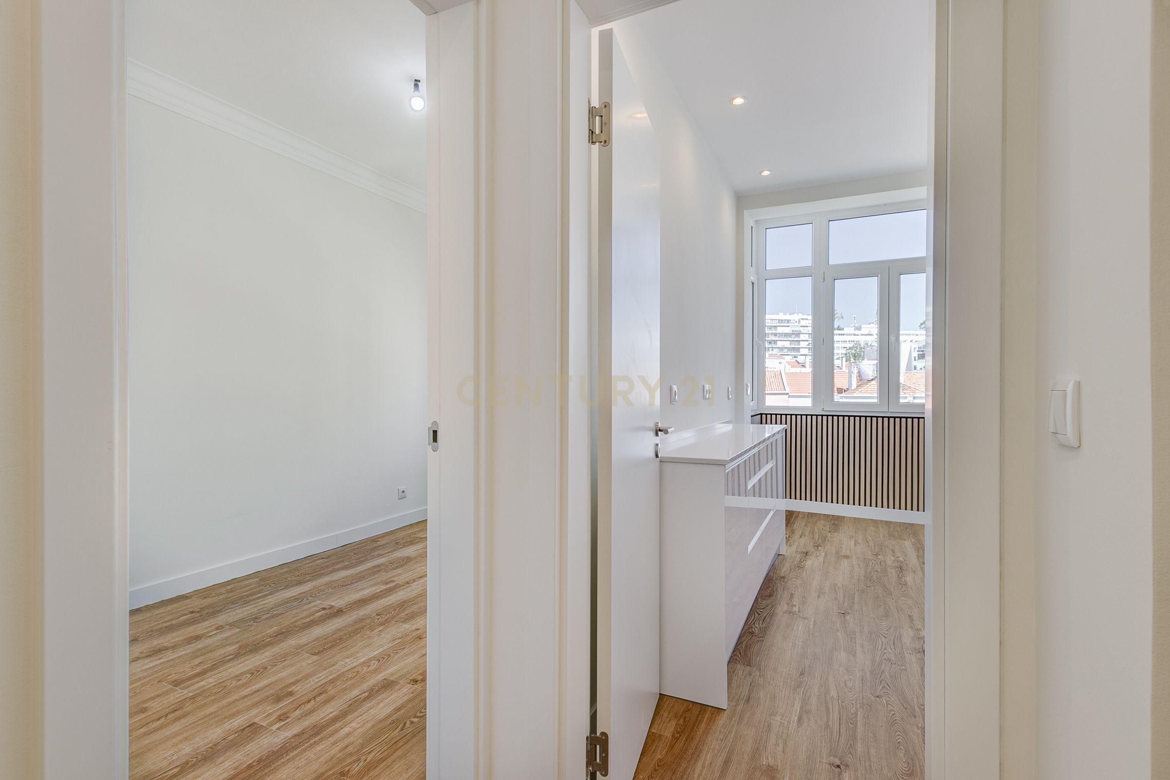 Apartamento T2 Remodelado em São Domingos de Benfica, Lisboa - Image 5