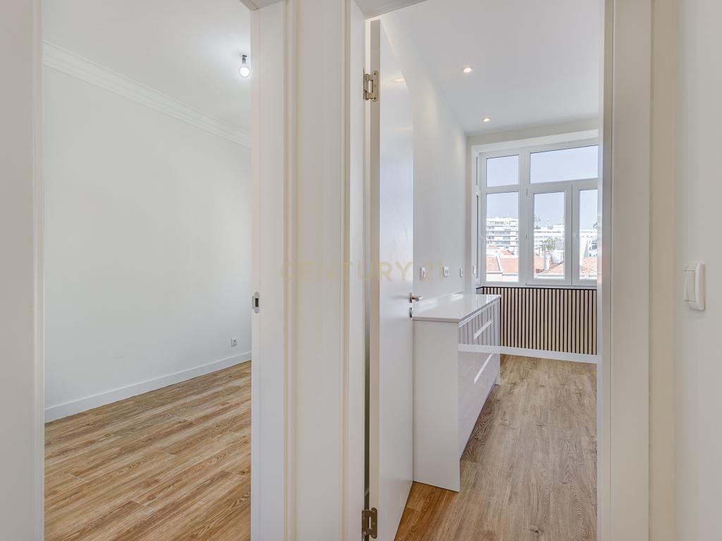 Apartamento T2 Remodelado em São Domingos de Benfica, Lisboa - Image 5