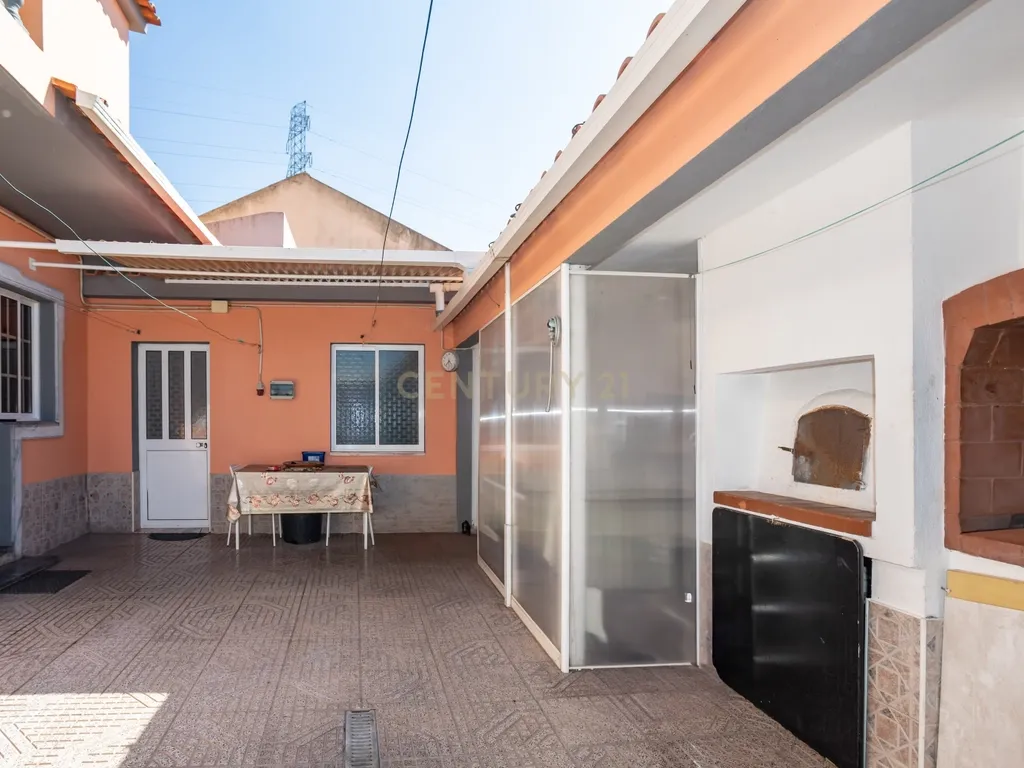 Moradia T4 com garagem e espaço exterior em Fernão Ferro (Em Avos) - Image 31
