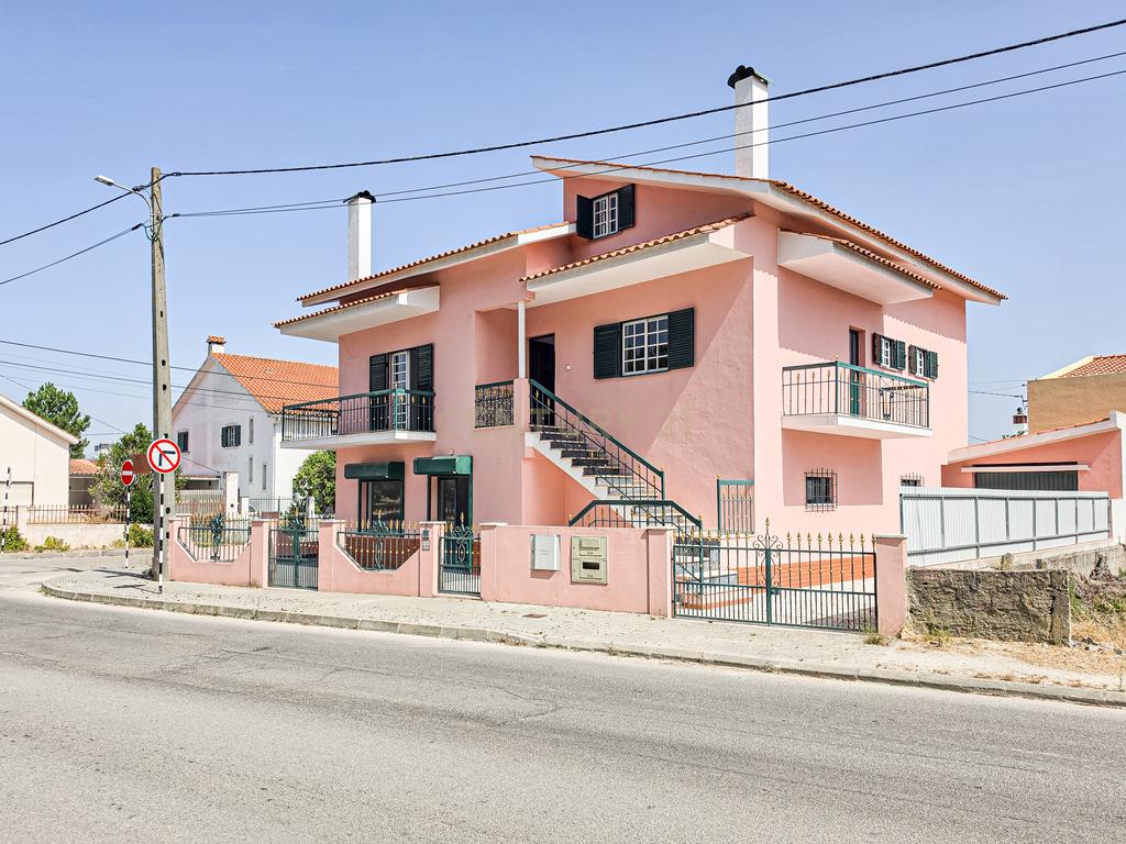 Moradia T3 + Loja em Fernão Ferro, Seixal - Oportunidade Única! - Image 3