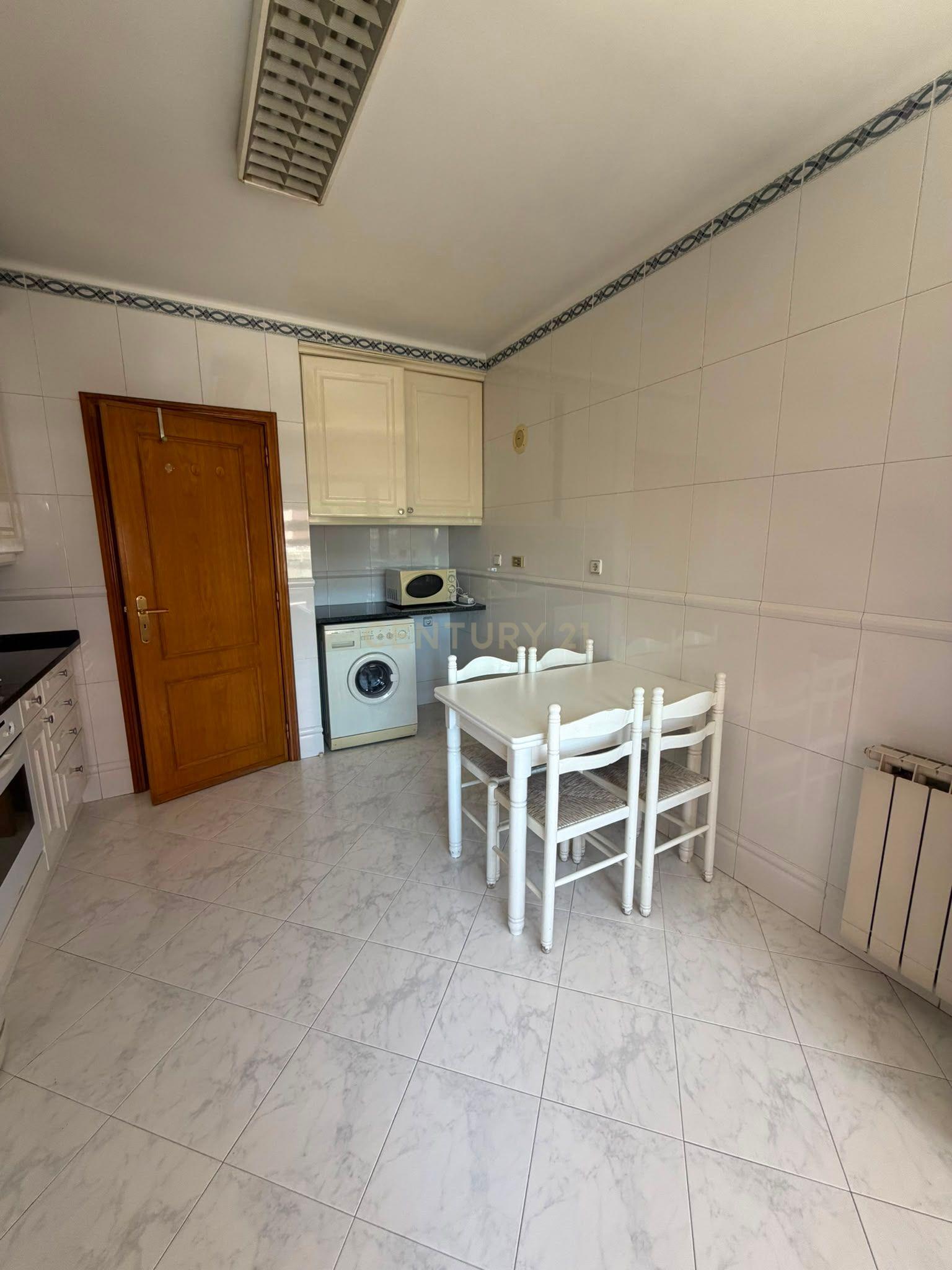 Fotografia 7 de T1 mobilado com 70 m² e garagem junto ao Metro das Laranjeiras