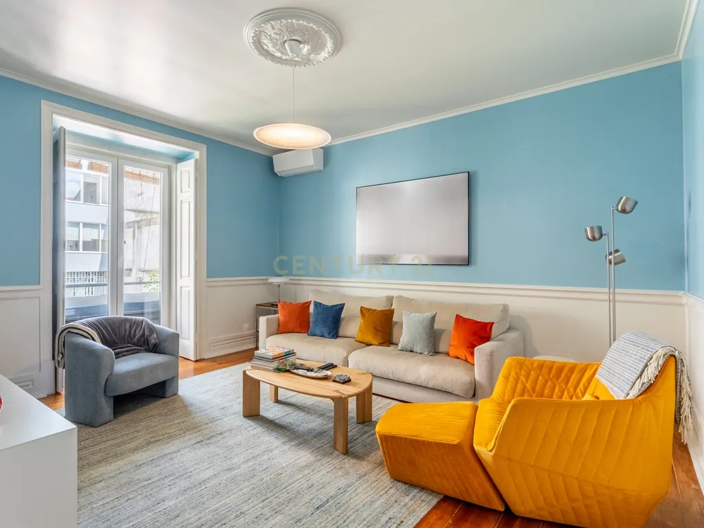 Apartamento T4 Renovado em Santo António, Lisboa — Onde a elegância se sente em cada detalhe - Image 1
