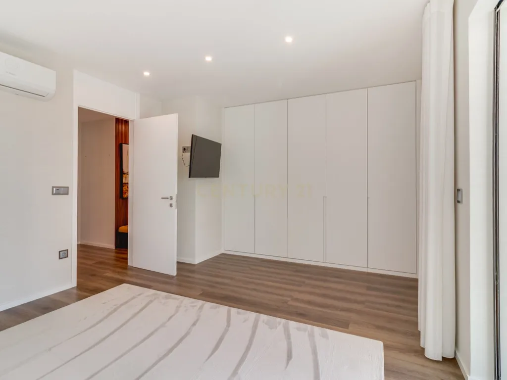 T2 de Luxo junto ao Campo Pequeno | Novo, Mobilado, Varandas e Garagem - Image 10