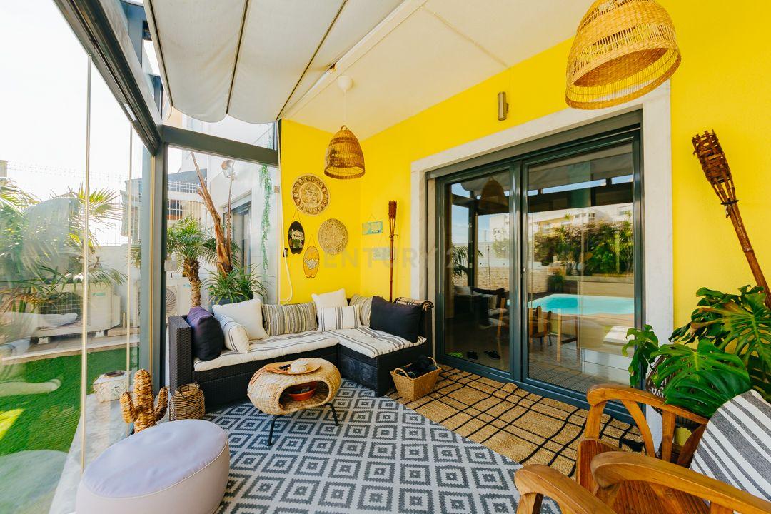 Luxuosa Moradia Renovada com Vista Panorâmica em Loures - Image 13