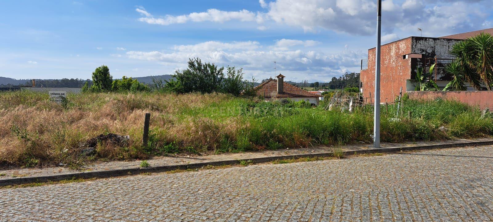 Fotografia 3 de Terreno com 652m² à venda em Chorente - Barcelos