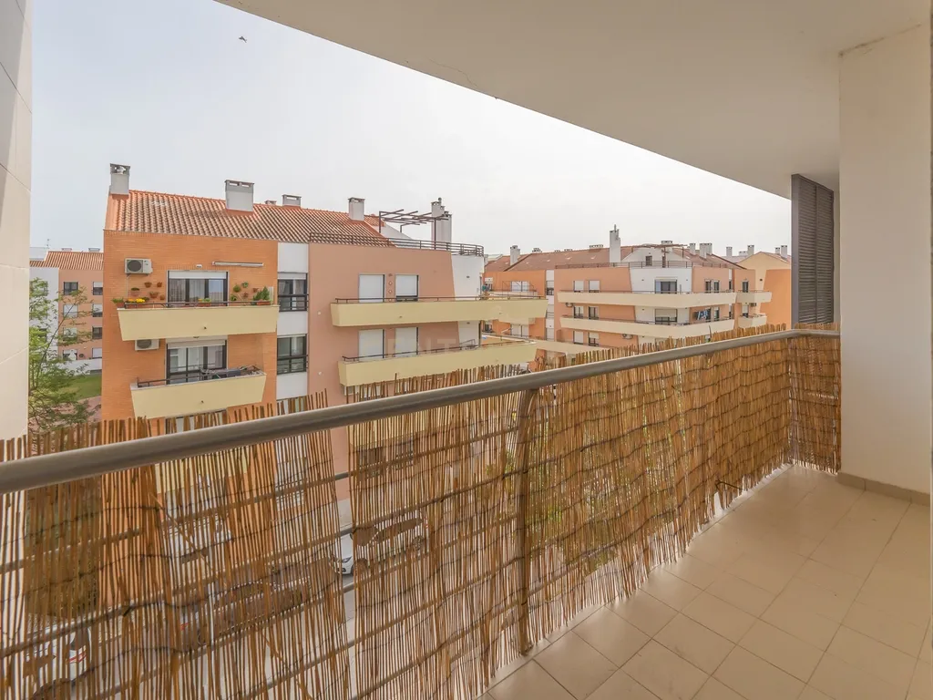 Apartamento T3 com Duas Varandas e Dois Lugares de Estacionamento, na Vila Serena, Pinhal Novo - Image 23