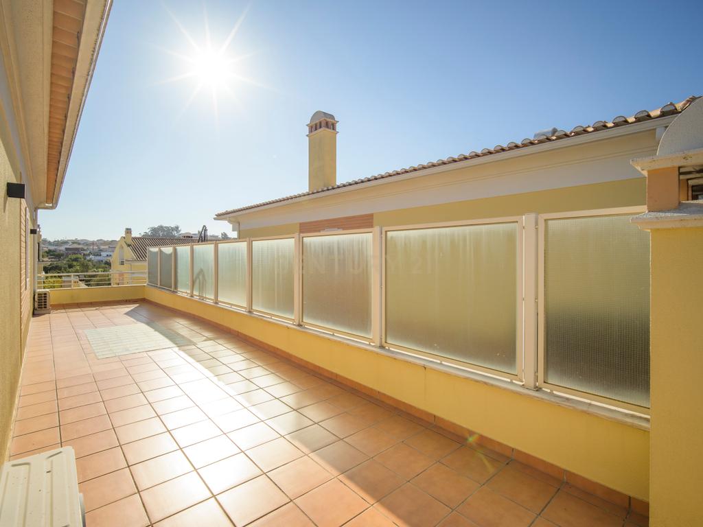 Moradia T3+1 | Mobilada | Condomínio Privado com Piscina e Parque Infantil - Albarraque - Image 18