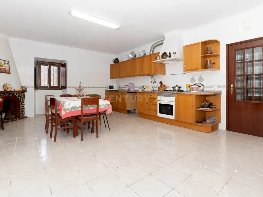Moradia com 3 Quartos, Quintal e Garagem em Santana da Serra - Image 4