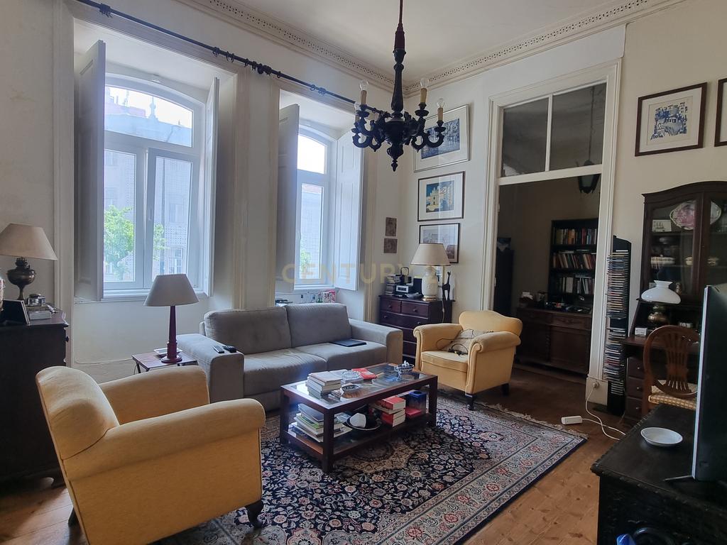 Apartamento Pombalino de Charme com 8 Assoalhadas – Av. Almirante Reis, Lisboa - Image 9