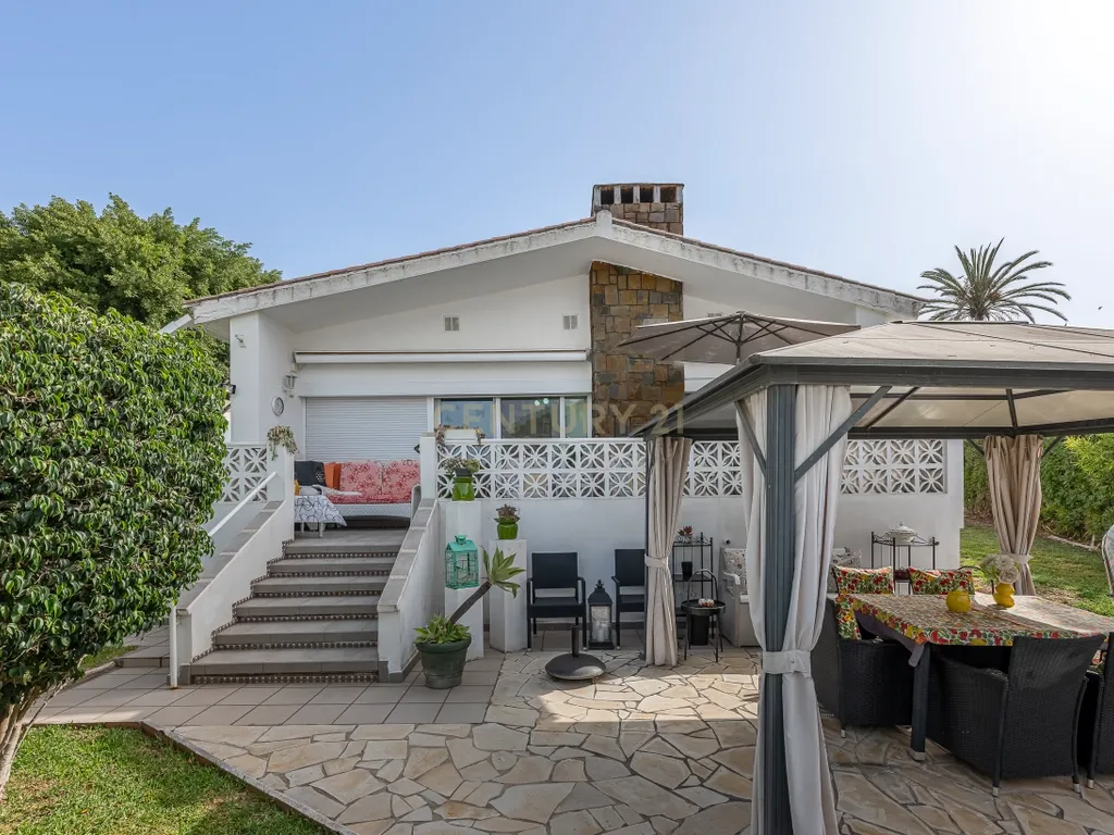 Oportunidade em Marbella: Propriedade nua de casa com jardim a poucos metros da praia - Image 19