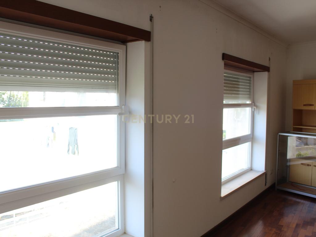 Apartamento T3 para Arrendamento em Abrantes – Condomínio Fechado na Zona Histórica - Image 2
