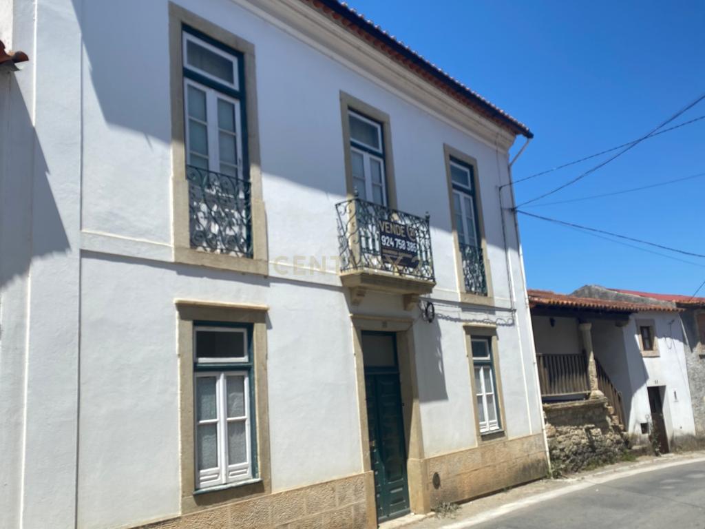 Casas Senhoriais Início Sec XIX + Terreno 4100m2 | 20 minutos de Coimbra - Image 3