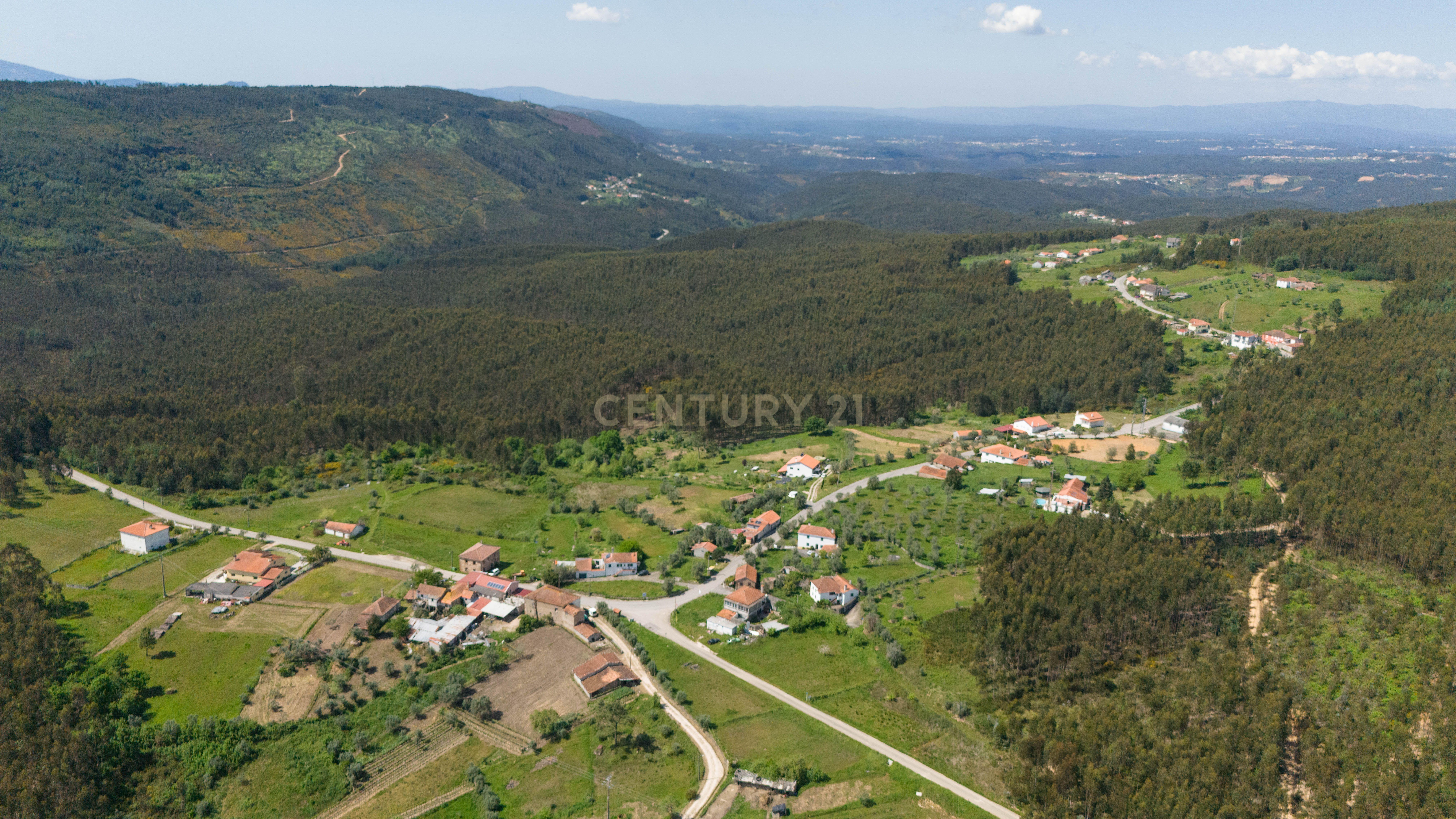 Moradia c/ Terreno e Garagem na Chapinheira - Image 25