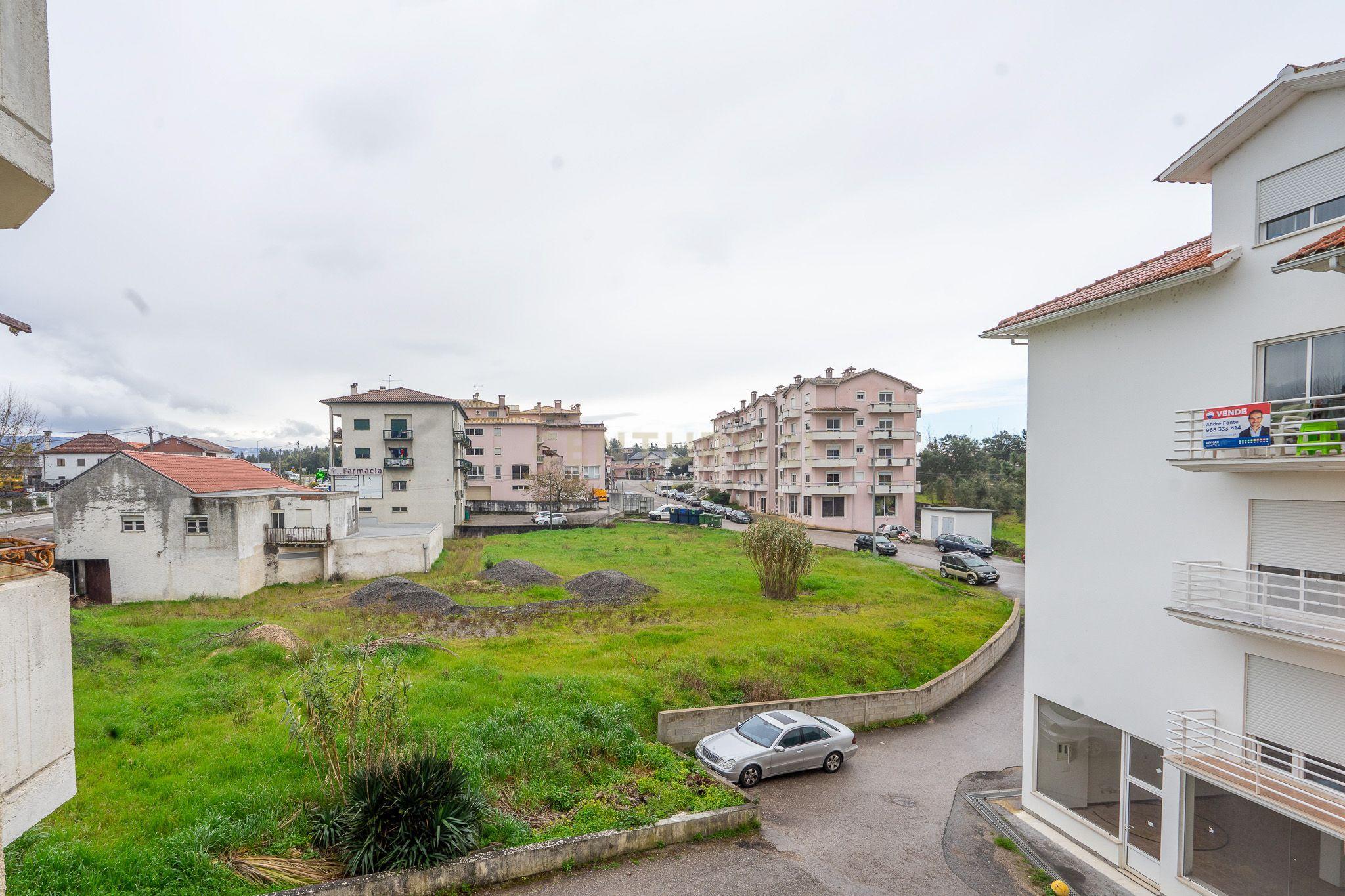 Ótimo Apartamento T3 com boas áreas, lugar de estacionamento, varandas, lareira fechada, cozinha semi equipada. - Image 4