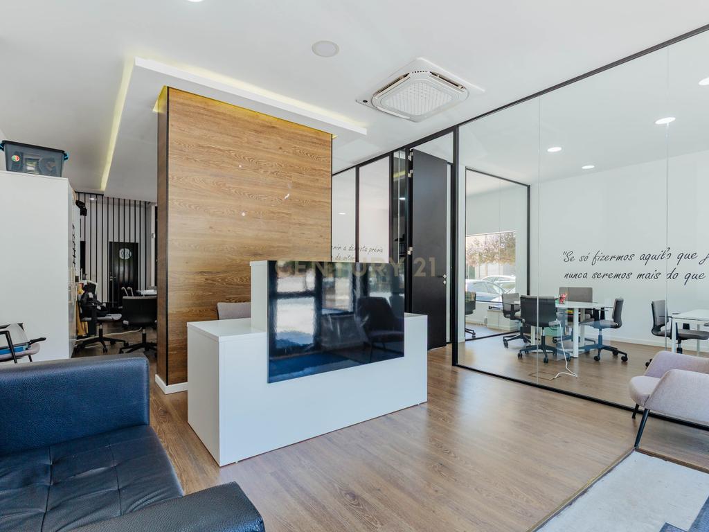 Loja com duas frentes em Sacavém, Loures - 120m² - Image 3