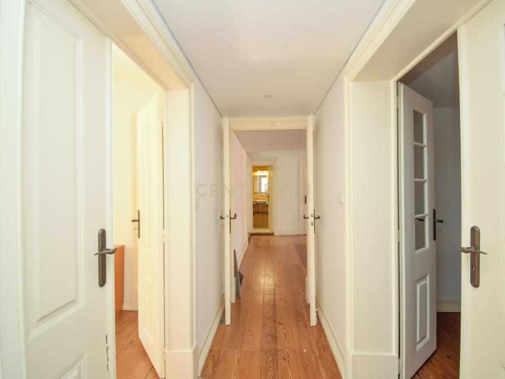 Apartamento T5 Duplex para Arrendamento em Alcântara (2.300€) - Image 8