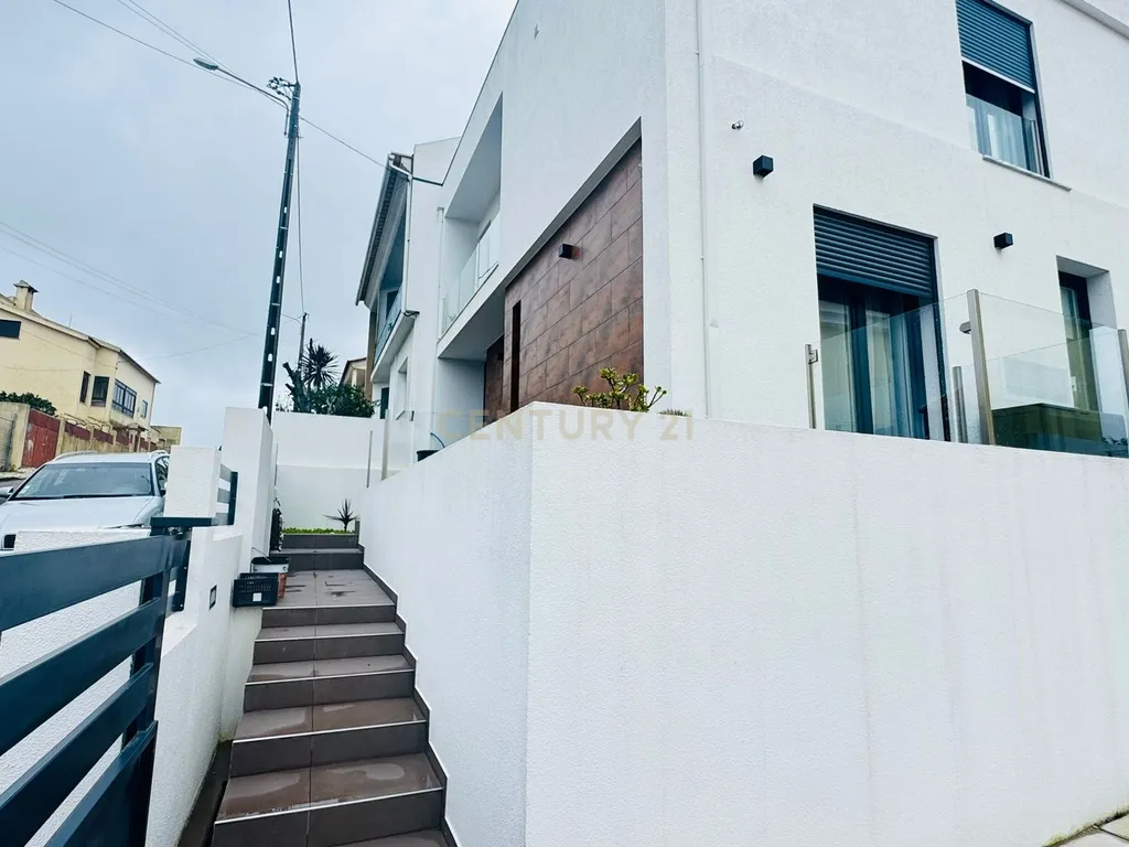 Moradia Geminada T4 em Caneças, Moderna e com excelentes acabamentos - Image 42