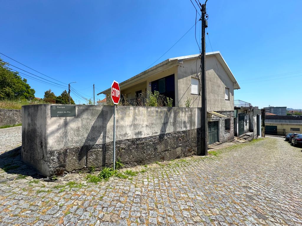 Moradia com 4 quartos, 3 armazéns e muito potencial em Freamunde, Paços de Ferreira - Image 2