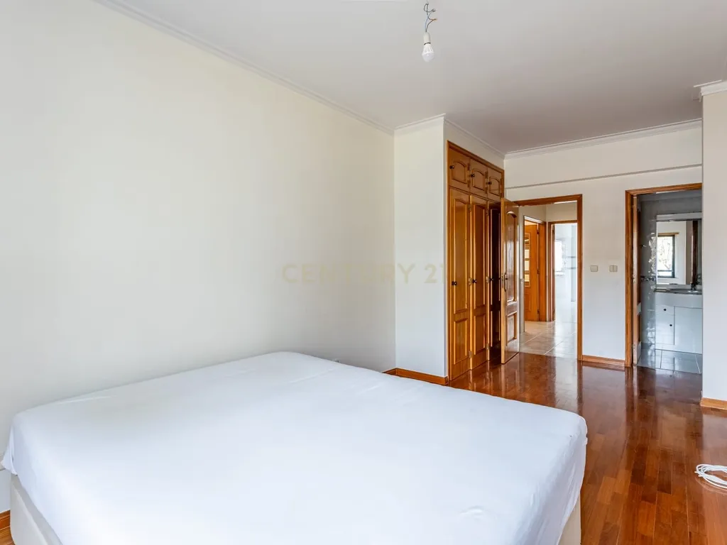 Espaçoso T3 no Sobralinho - 131m2 Com Box para 2 Viaturas - Image 17