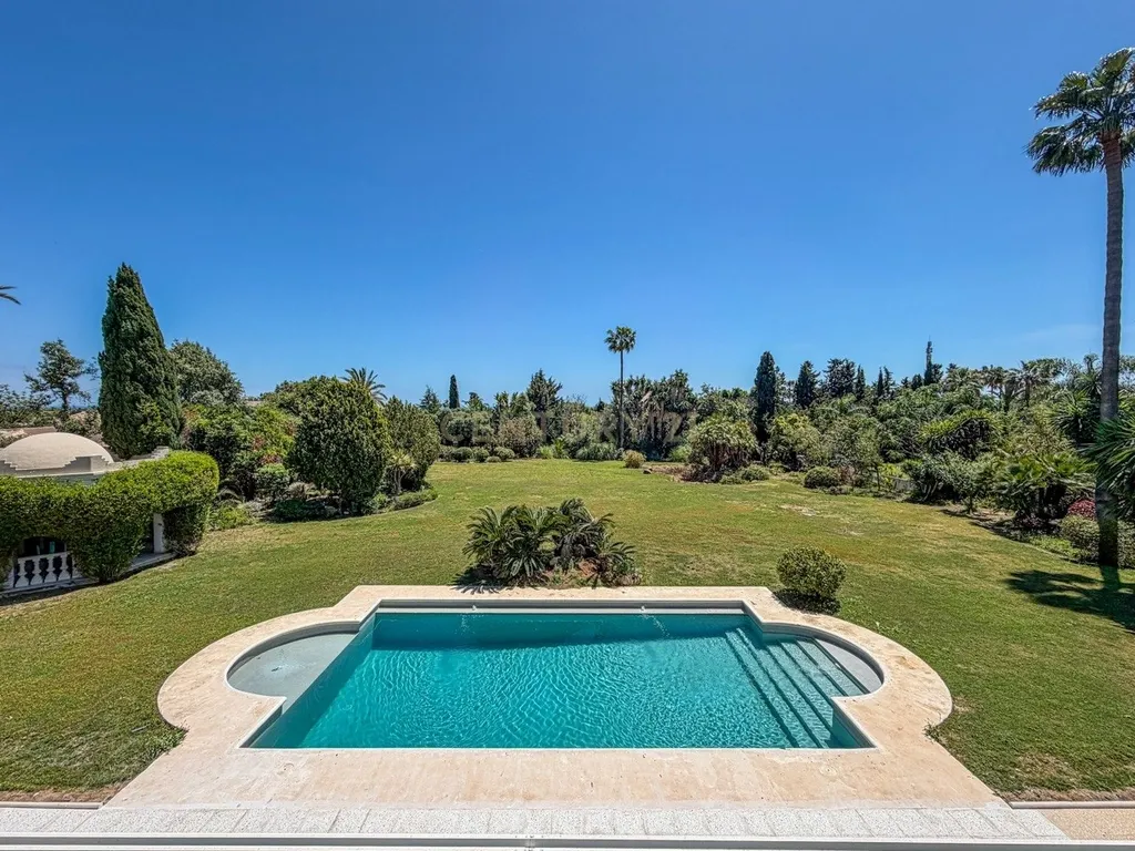 Elegância Andaluza Intemporal no Coração de El Paraíso, Estepona - Image 32