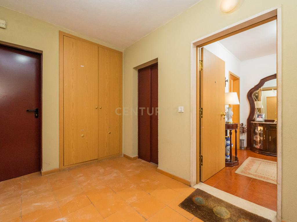 Apartamento T3 na Rua Inácio Duarte, Carnaxide e Queijas - Image 4