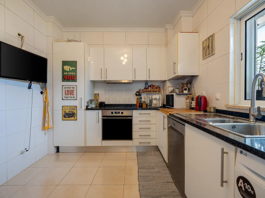 T2 com 99m², varanda generosa e 2 lugares de garagem em Silves - Image 16