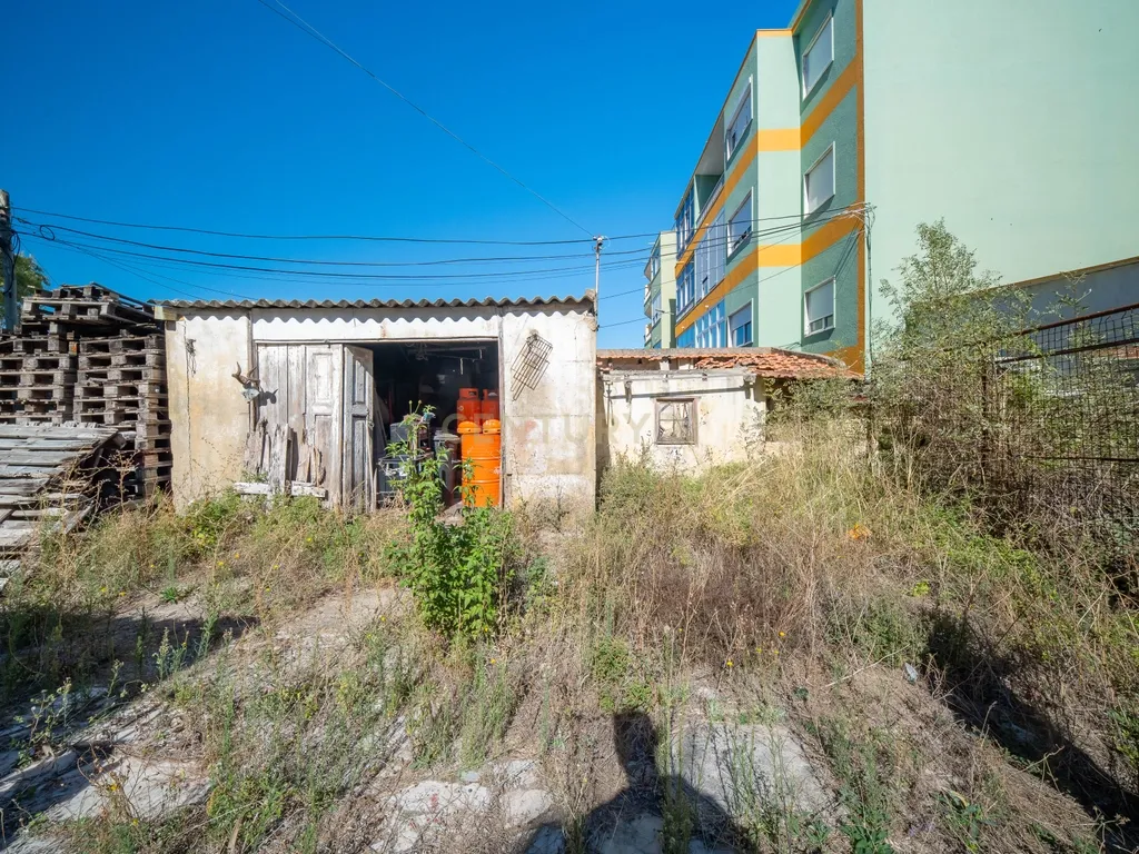 Moradia para reconstrução total lote 417m2 Venteira Rua 1º Dezembro - Image 15