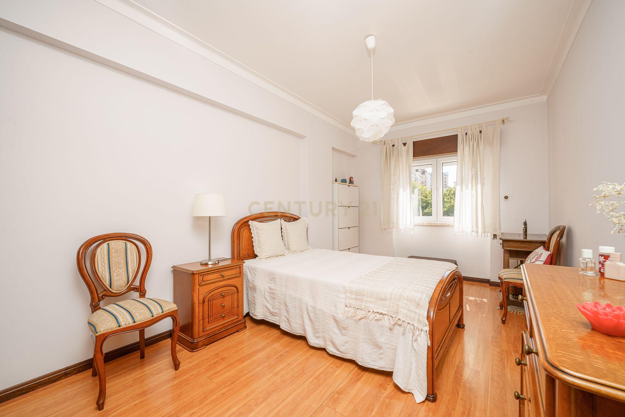 Fotografia 12 de APARTAMENTO T4  CONVERTIDO EM T3 , SEMI REMODELADO, EM SETÚBAL