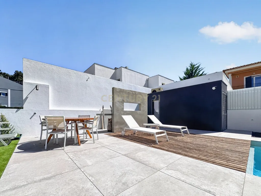 Moradia T3 de Excelência na Aroeira – Conforto, Elegância e Qualidade de Construção - Image 29