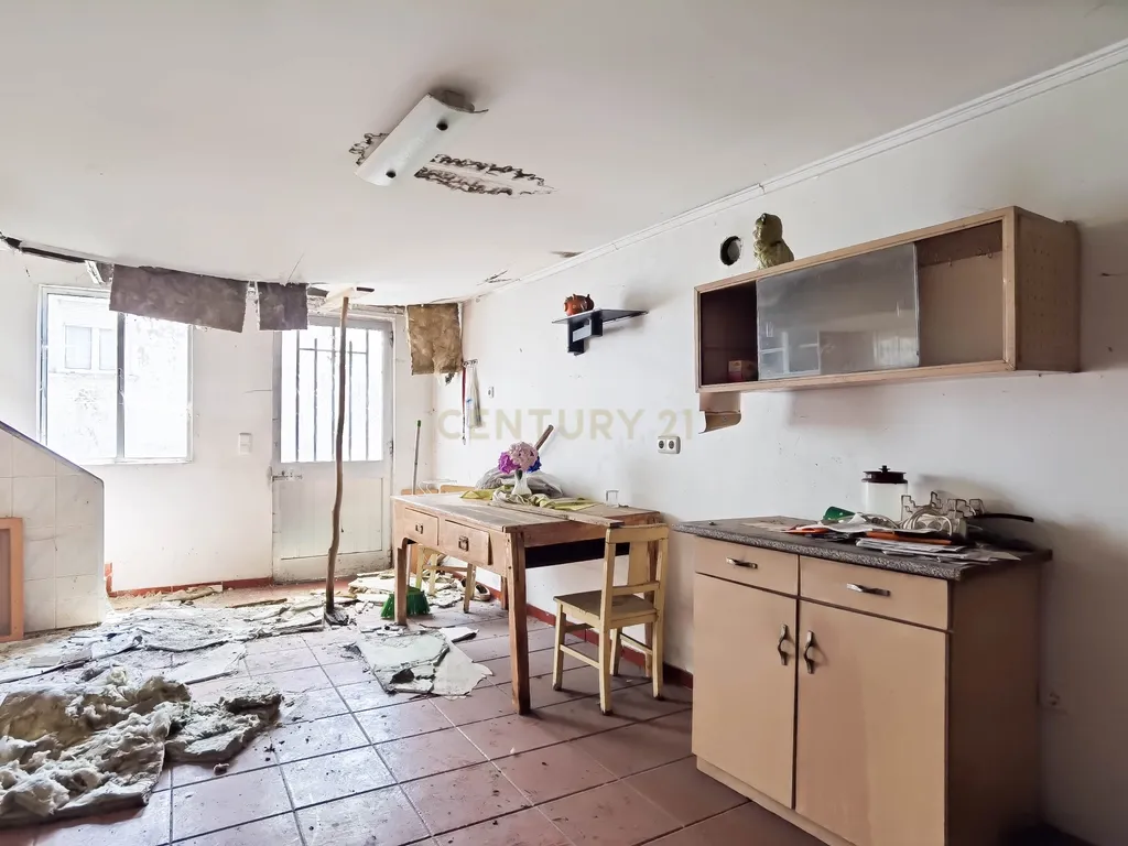 Prédio para reabilitação com terreno e viabilidade para construção na Venda Nova, em Rio Tinto - Image 17