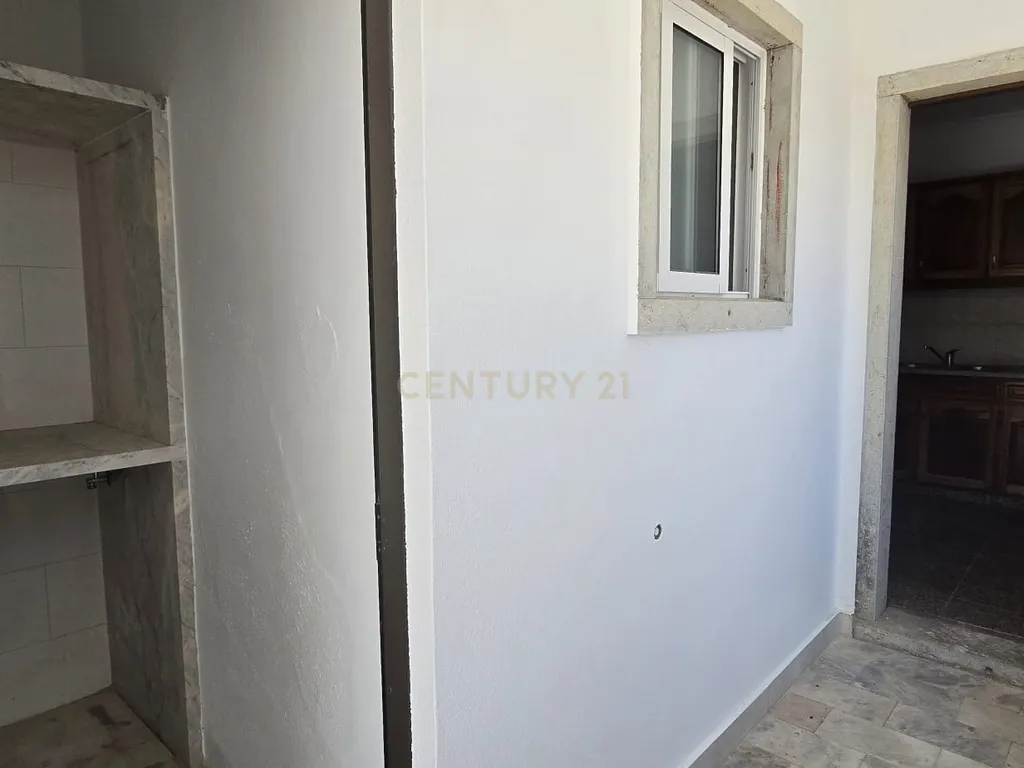 Moradia Renovada T2 em Magoito - Sintra com Terraço e Luz Natural - Image 10