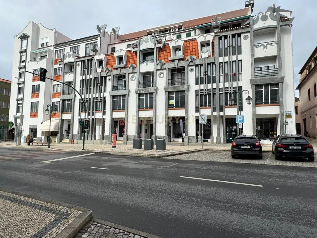 Imóvel Comercial / Habitacional à Venda no Prédio Mais Emblemático de Macedo de Cavaleiros - Image 1