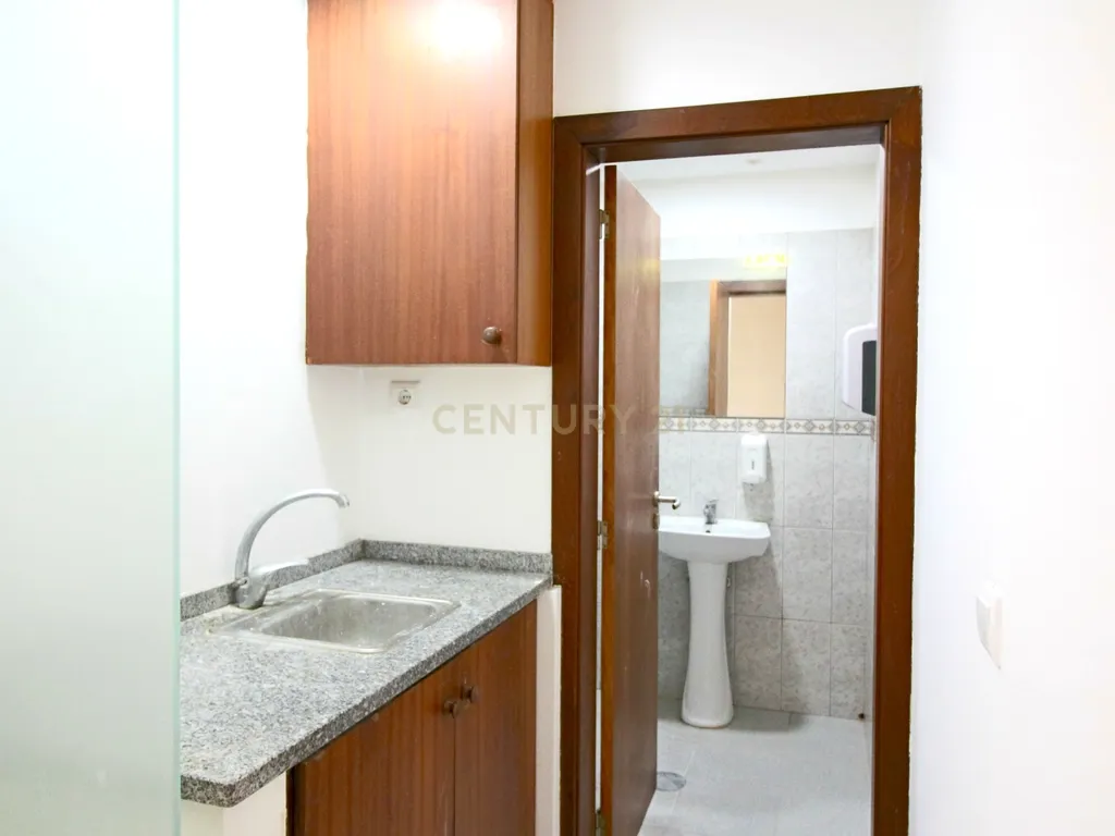 Escritório / Espaço Comercial para Arrendamento em São Martinho – Funchal - Image 10