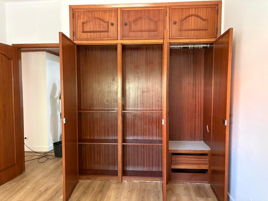 T2 remodelado com garagem em Cascais - Image 18
