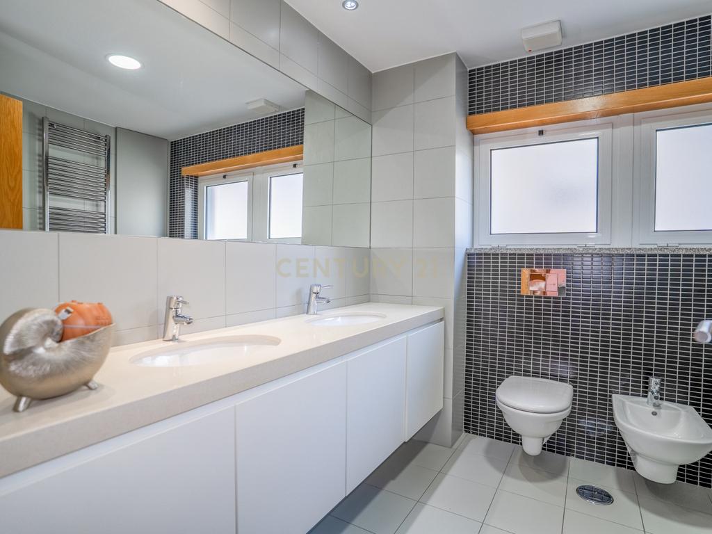 Apartamento T4 Premium com Terraço na Avenida da Independência - Image 43