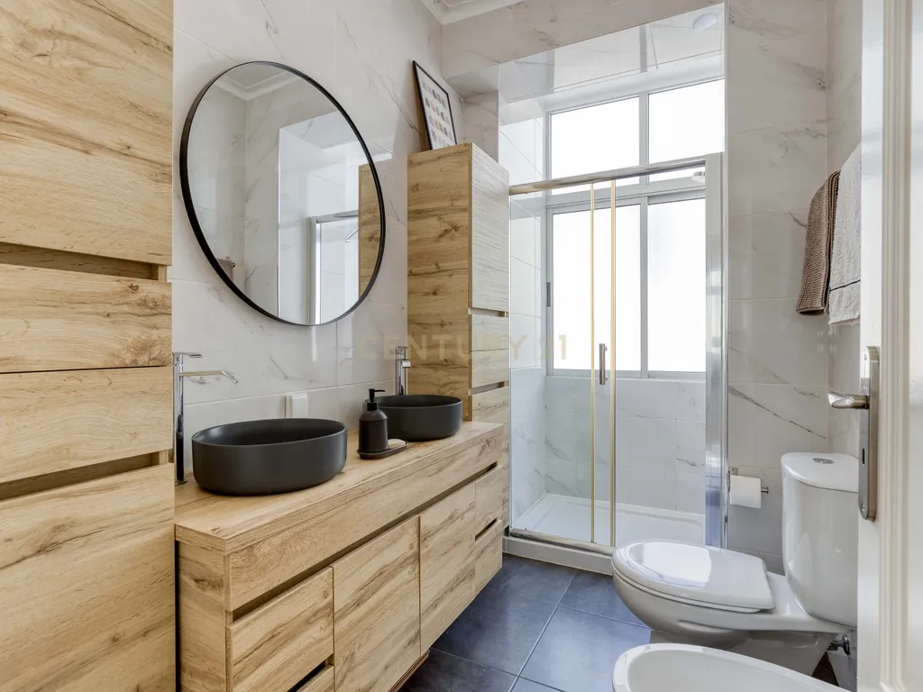 T2 renovado em 2024, cozinha equipada e excelente luminosidade em Queluz - Image 20