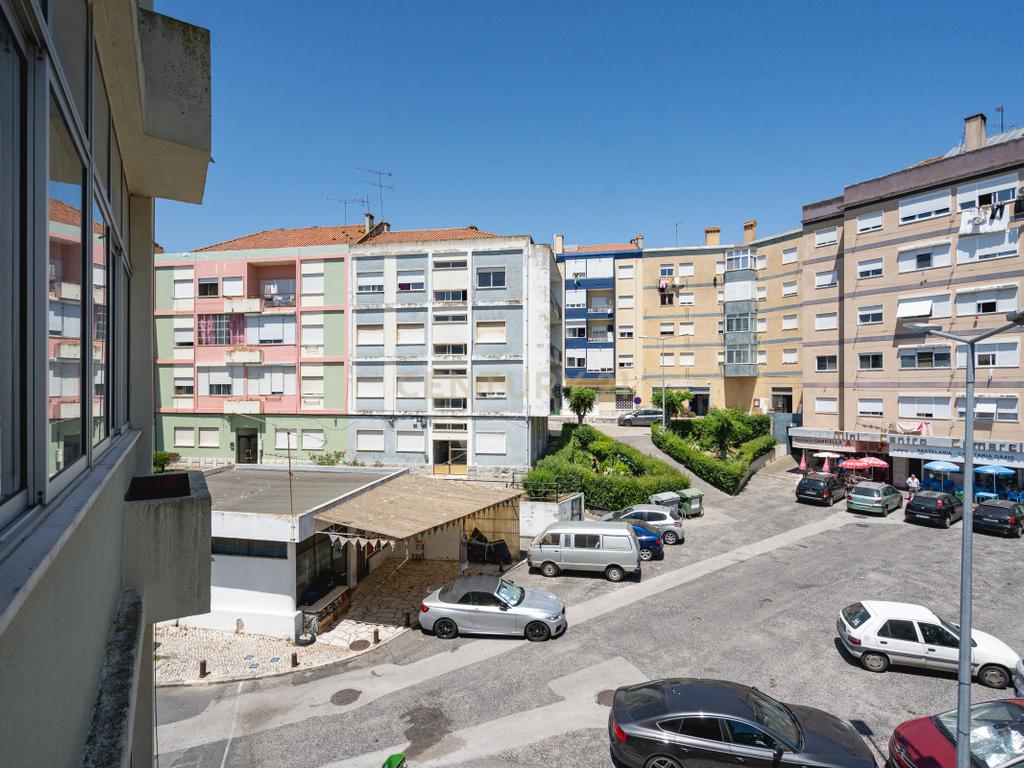 T2 Luminoso na Vila da Apelação – Espaço, Conforto e Potencial - Image 25