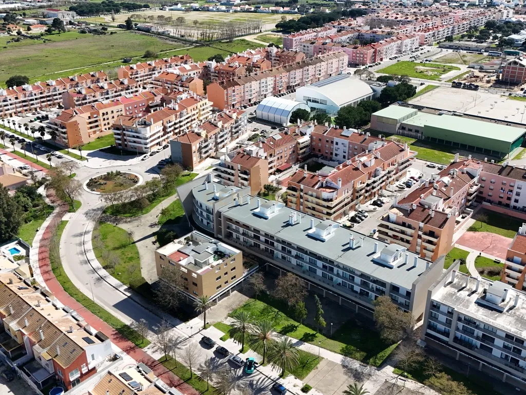Apartamento T4 com Terraço, Varandas, Garagem e Lugar de Estacionamento, na Vila Serena, Pinhal Novo - Image 34