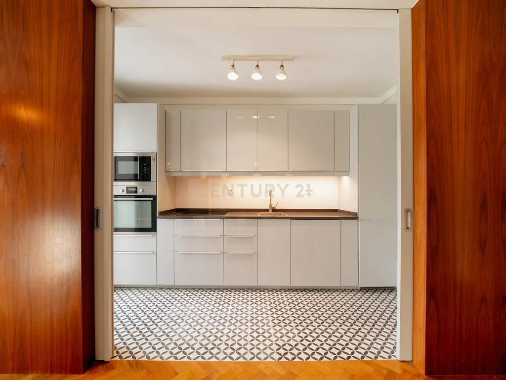 Apartamento T2 na Rua Manuel Carqueja - junto à Praça Velasquez - Porto - Image 2