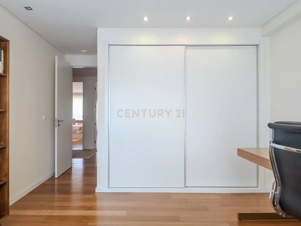 Apartamento T3 com Terraço, Varanda, Garagem | Último andar em Paranhos, Porto - Image 15