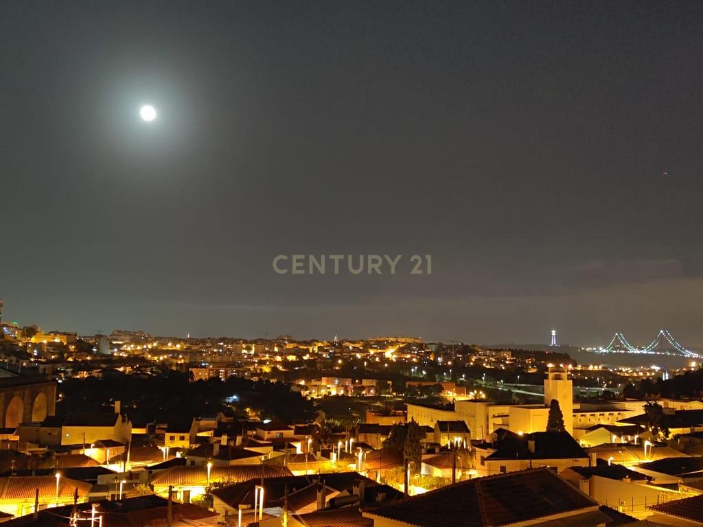 Apartamento T2 Renovado com Vista Panorâmica em Lisboa - Image 22