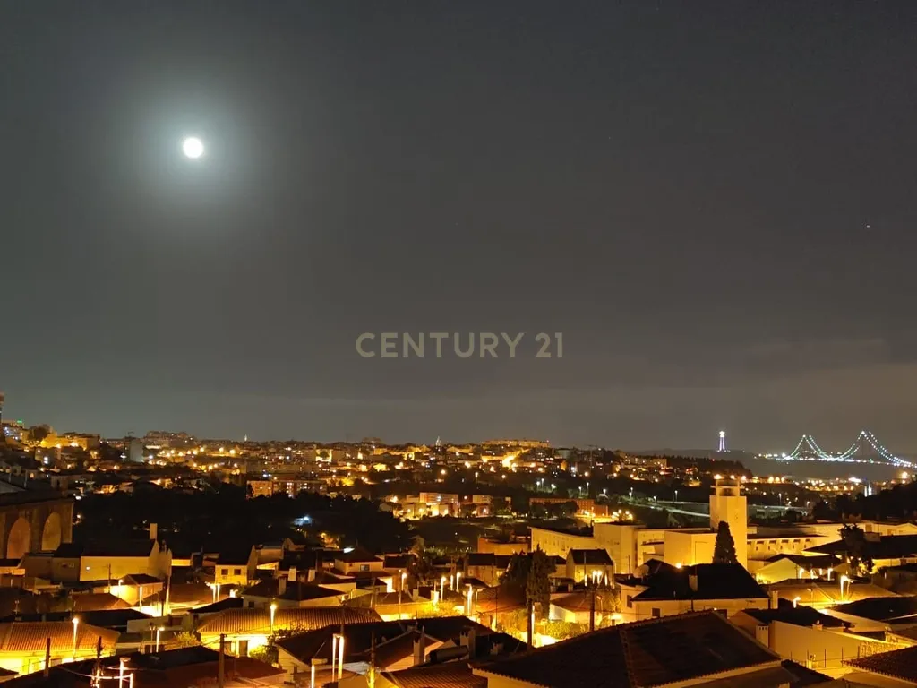 Apartamento T2 Renovado com Vista Panorâmica em Lisboa - Image 22
