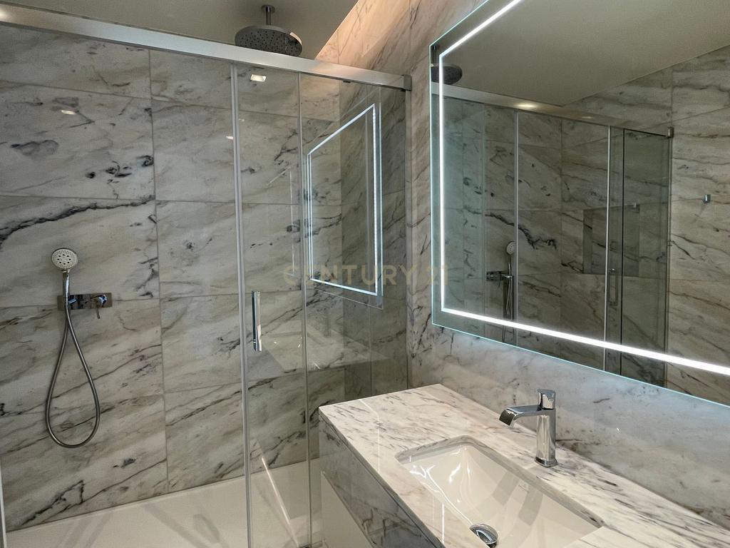 Moradia T3+1 em Cascais com Piscina Privada, Varandas e Jardim - Image 17