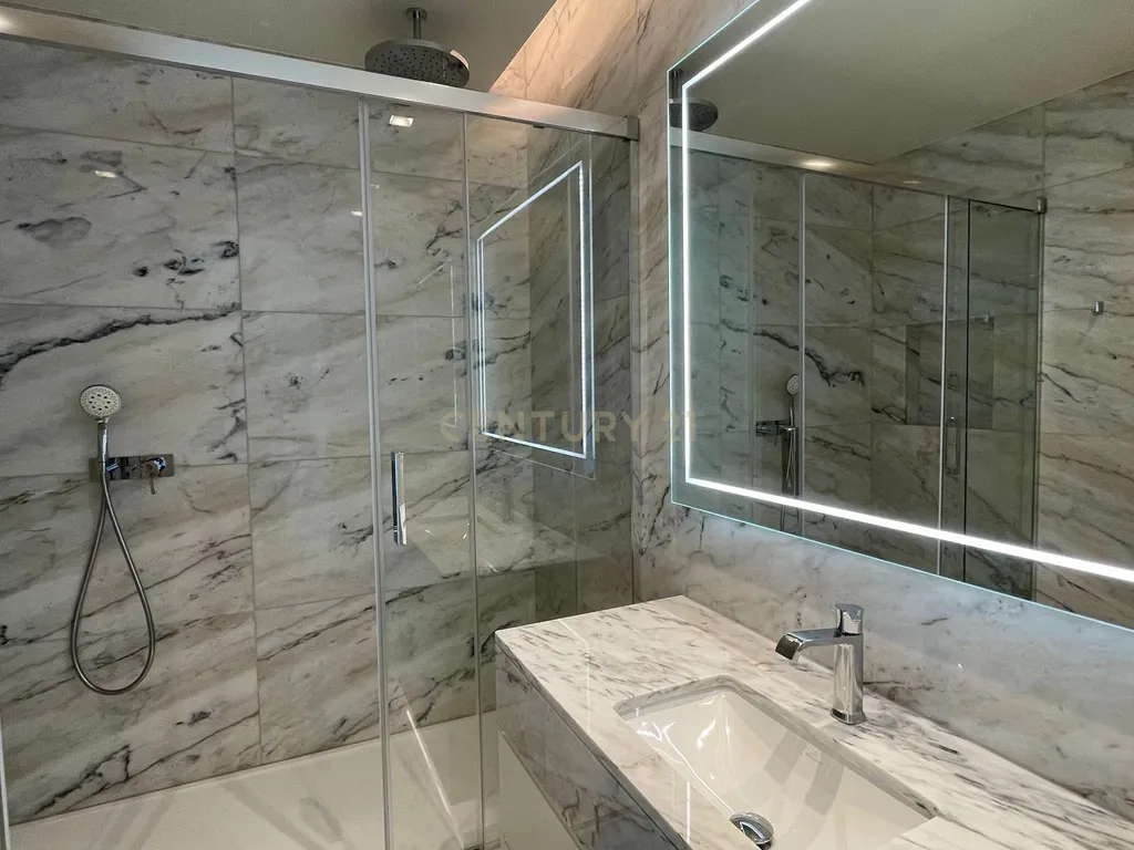 Moradia T3+1 em Cascais com Piscina Privada, Varandas e Jardim - Image 17
