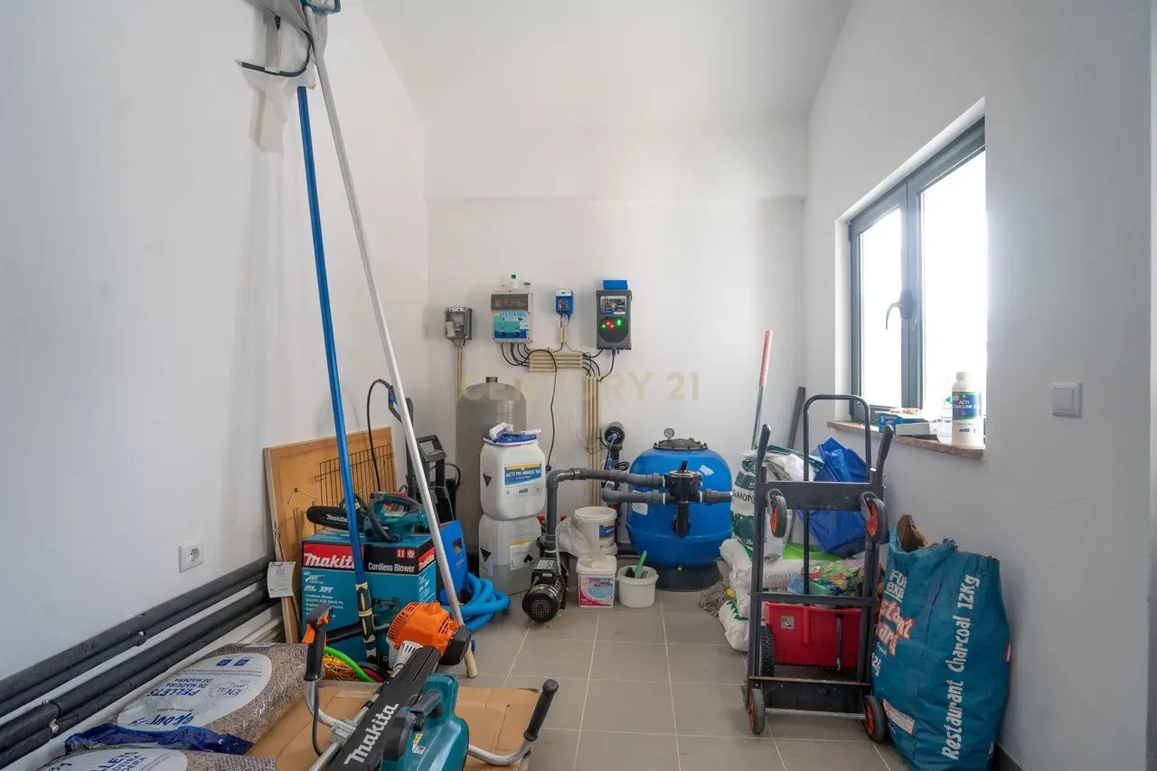 Moradia T4 de qualidade em estado novo com varanda coberta, piscina, terraço, jardim,canil,garagem dupla e vistas boas numa localização sossegada - Image 62