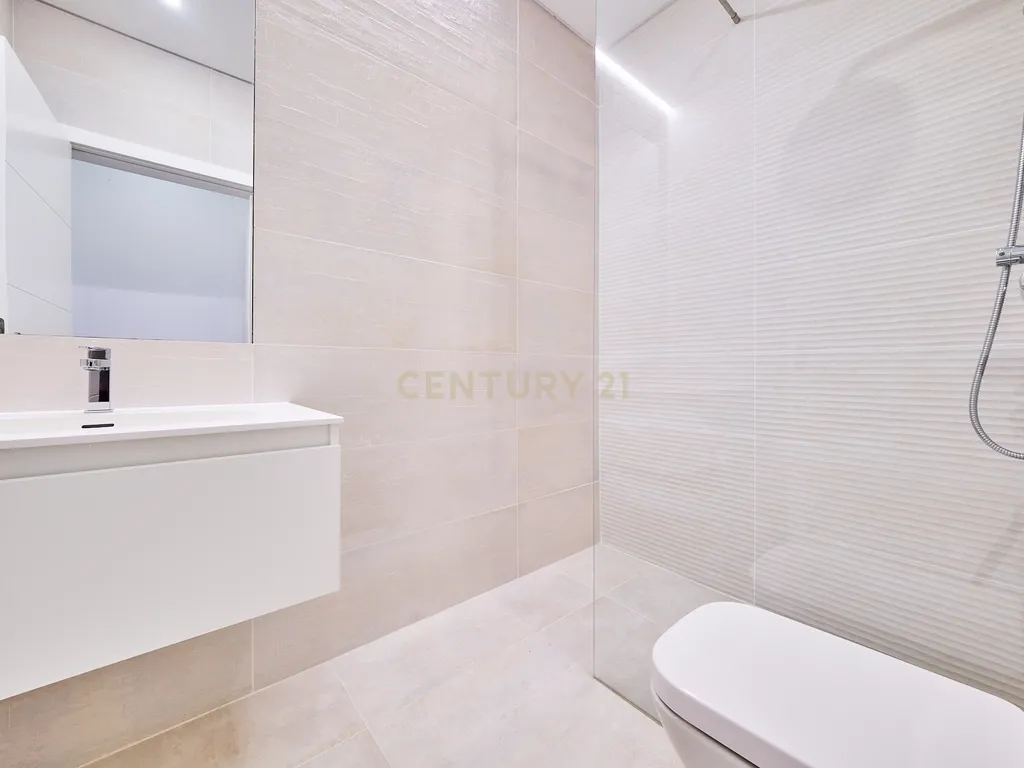 Apartamento T2 de Prestígio Totalmente Renovado na Avenida Luísa Todi – Setúbal - Image 9