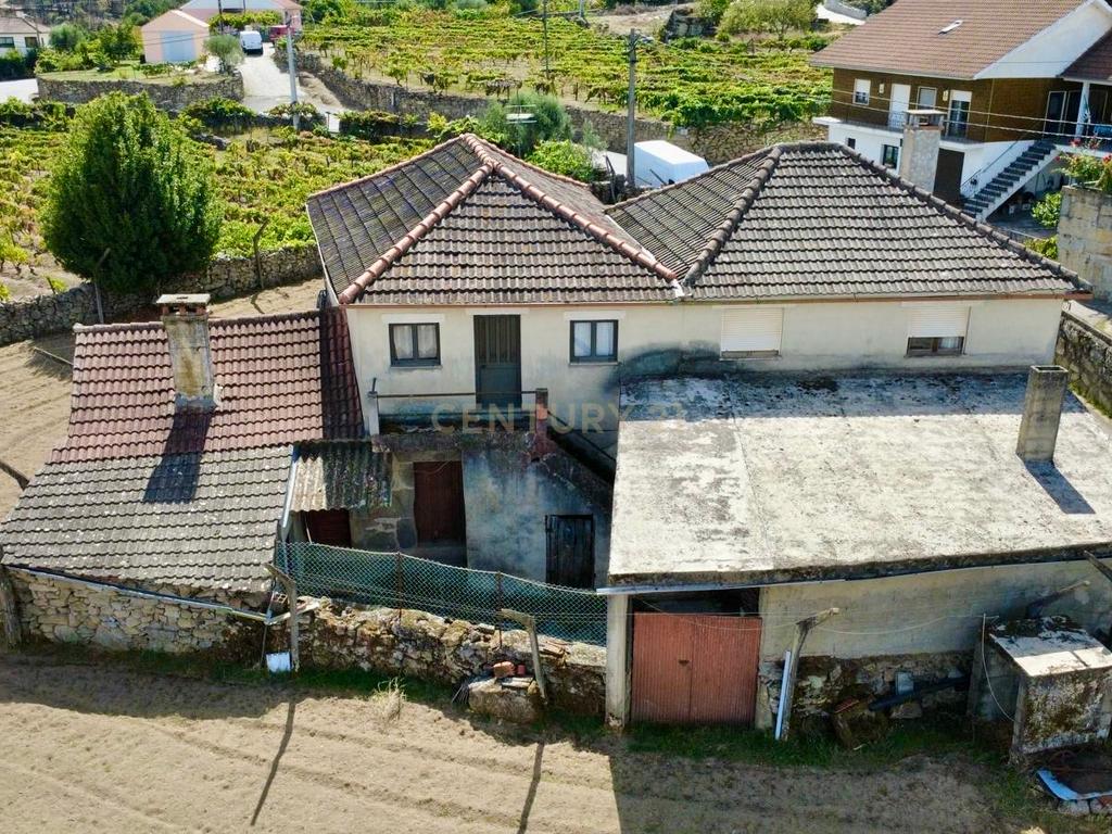 Moradia com 1 300 m² de Terreno e Elevado Potencial em Tabosa do Carregal - Image 6