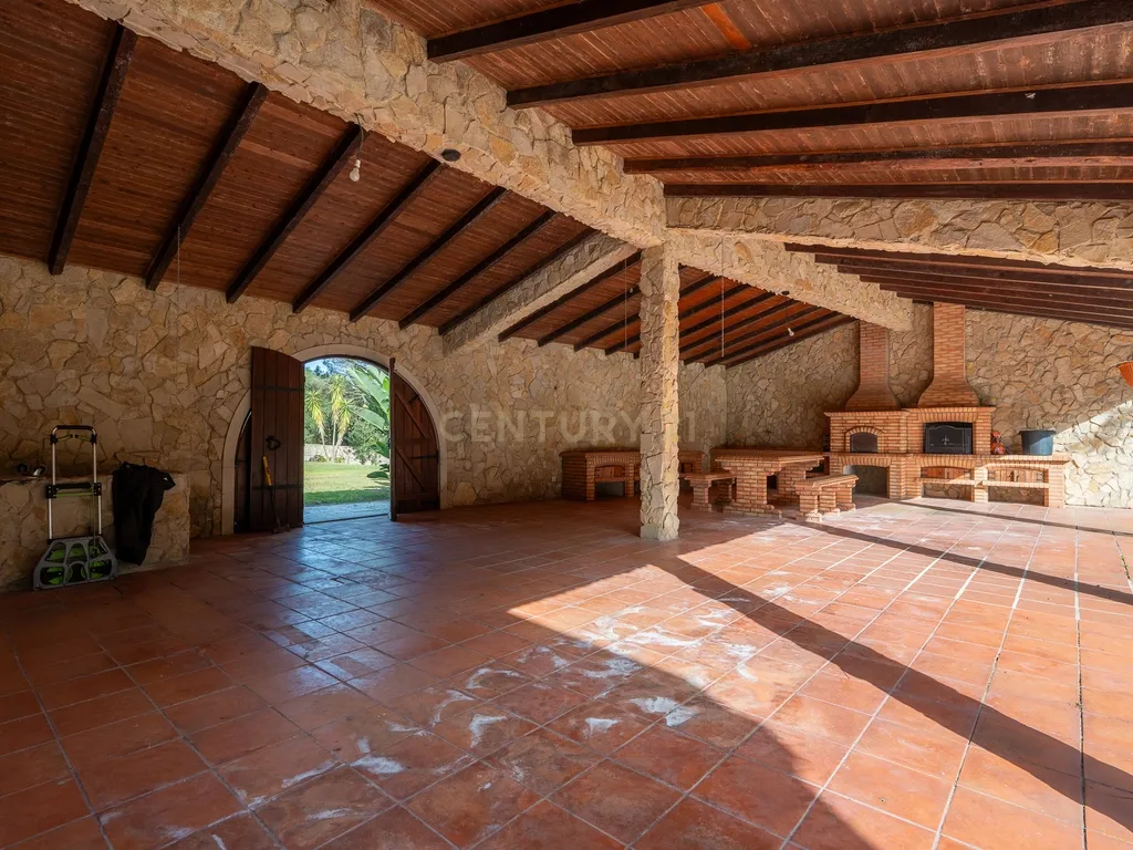 Fabulosa Quinta com lote de terreno de 22.381 m2, onde se encontra inserida uma moradia composta por dois pisos, com uma área bruta de 623 m2, uma área útil de 304 m2 e uma área bruta dependente de 319 m2, localizada em Santo Isidro de Pegões, na zona de Pegões, a pouca distância das belas praias de Setúbal. - Image 95