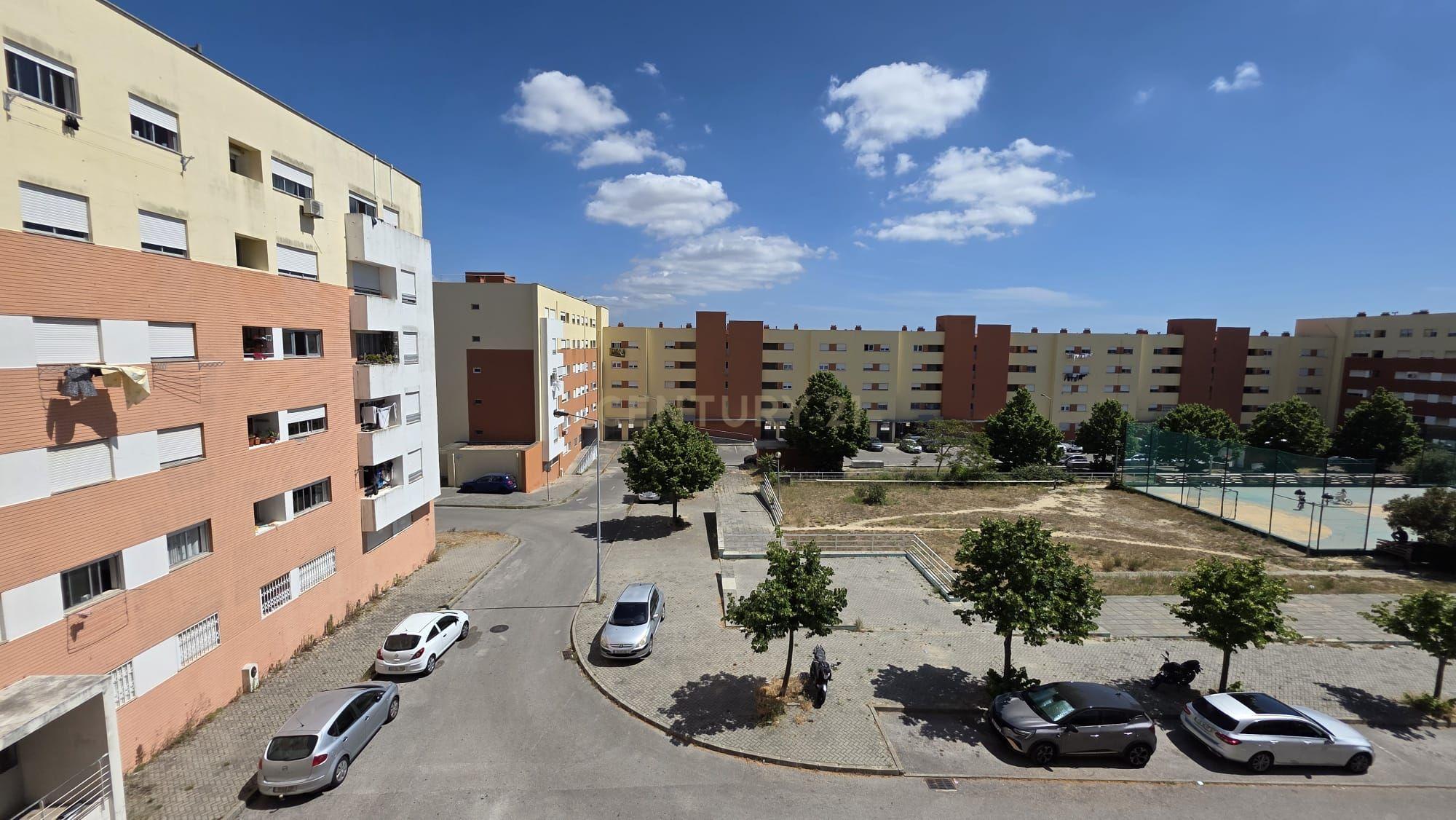 Apartamento T2 no Pragal / Monte Caparica com 2 elevadores e ótimo acesso de entrada ( mobilidade reduzida ) próximo da fertagus no Pragal e Praias