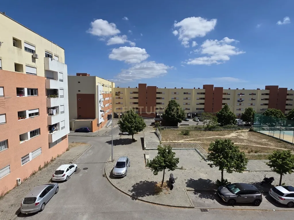 Apartamento T2 no Pragal / Monte Caparica com 2 elevadores e ótimo acesso de entrada ( mobilidade reduzida ) próximo da fertagus no Pragal e Praias - Image 1